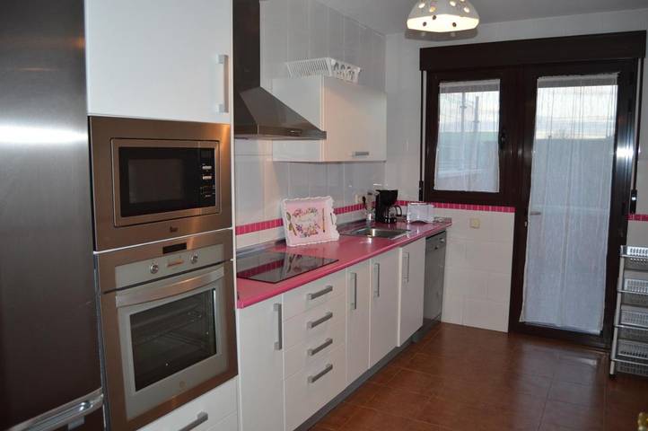 Apartamento para 12 personas, con Balcón y Terraza además de Jardín y Vistas en Cabañas de Polendos