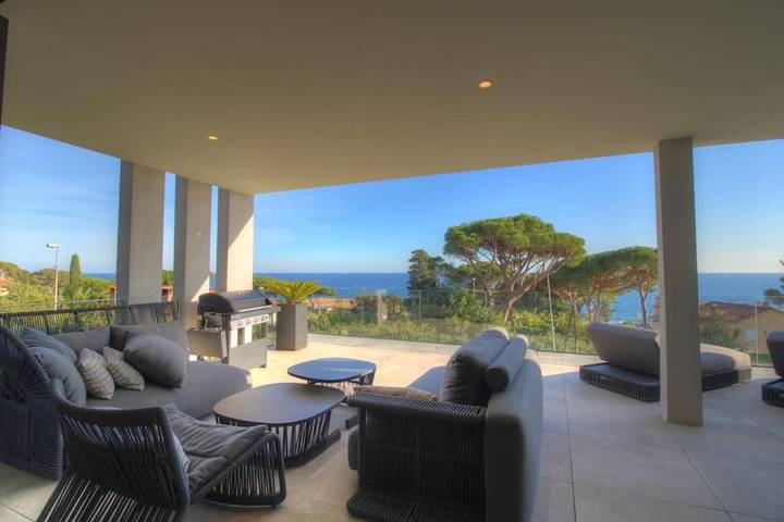Appartement de vacances pour 8 personnes, avec Terrasse ainsi que Piscine et Vue
