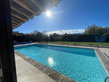 Gîte pour 2 personnes, avec piscine ainsi que jardin et vue à Taillades