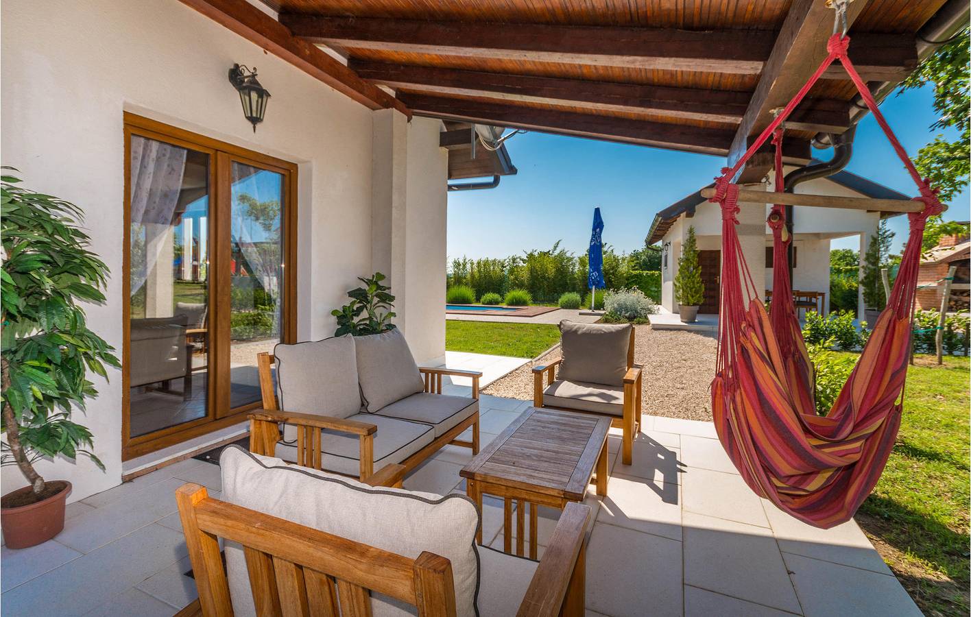 Geräumige 2-Zimmer-Wohnung mit Pool und Terrasse, kostenloses WLAN in Grad Benkovac, Zadar