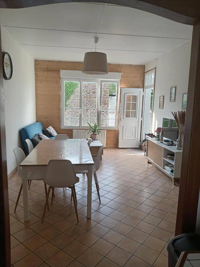 Location de vacances pour 4 personnes, avec terrasse et jardin à Cérences