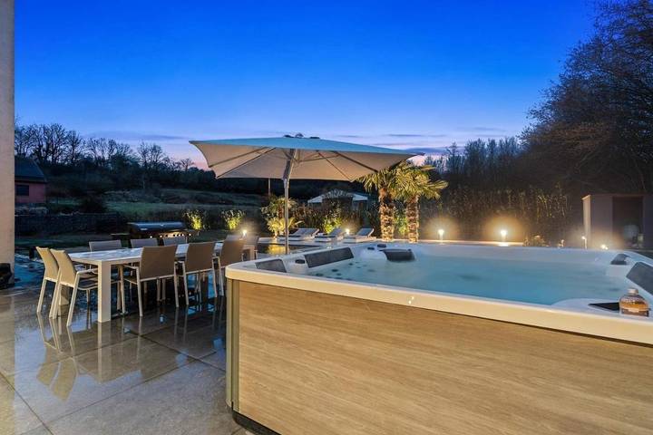 Location de vacances pour 6 personnes, avec jardin ainsi que piscine et jacuzzi à Aubange