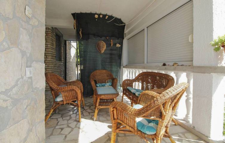 Ganze Ferienwohnung, Urlaub am Meer: Modernes Apartment mit Terrasse und WLAN, in der Nähe des Strandes Stončica in Rukavac, Split-Dalmatien