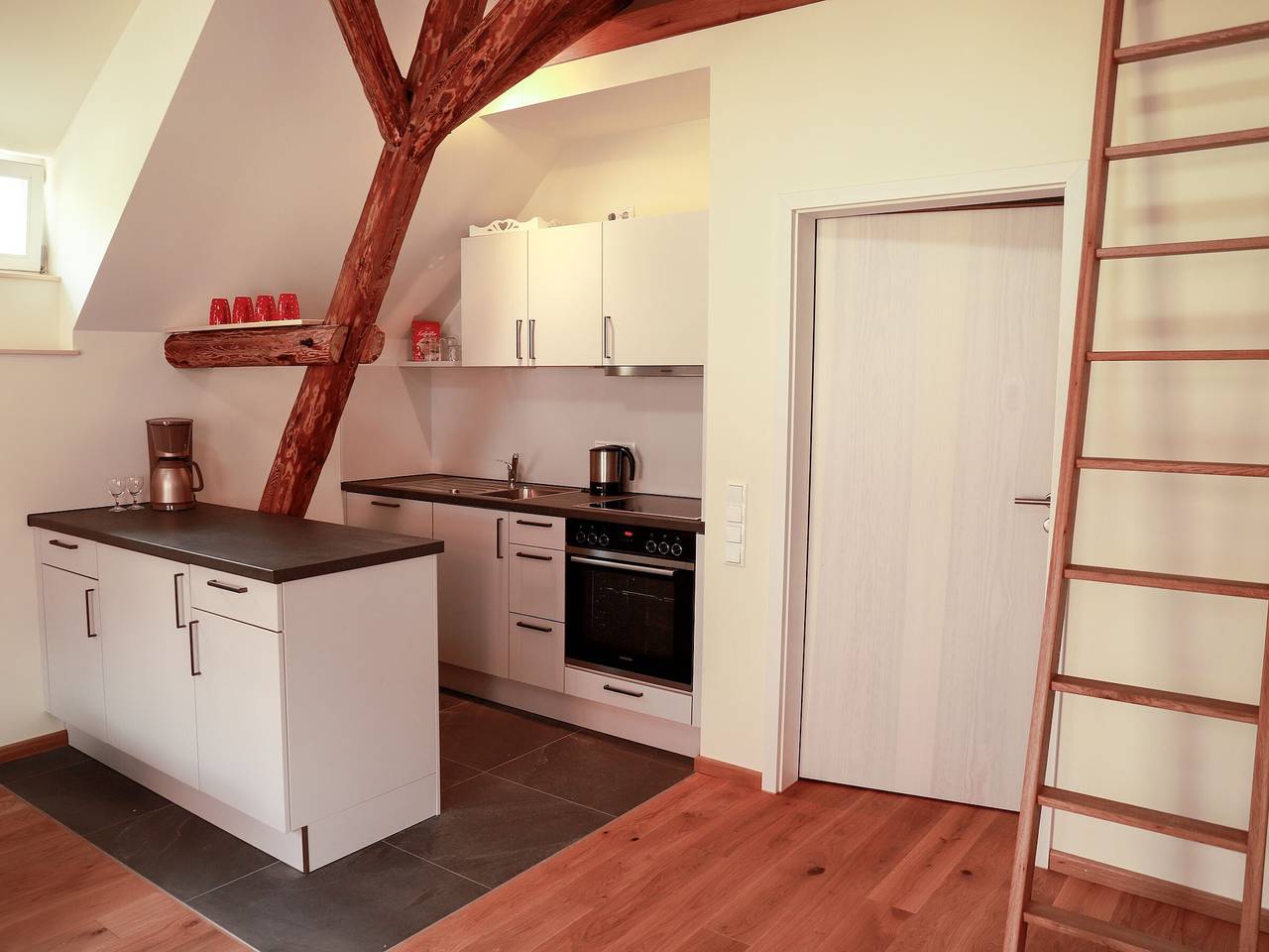 Entire apartment, Apartment 'Maisonette Ferienwohnung Tenne' with Shared Garden, Balcony and Wi-Fi in Iphofen, Franconian Wine Country