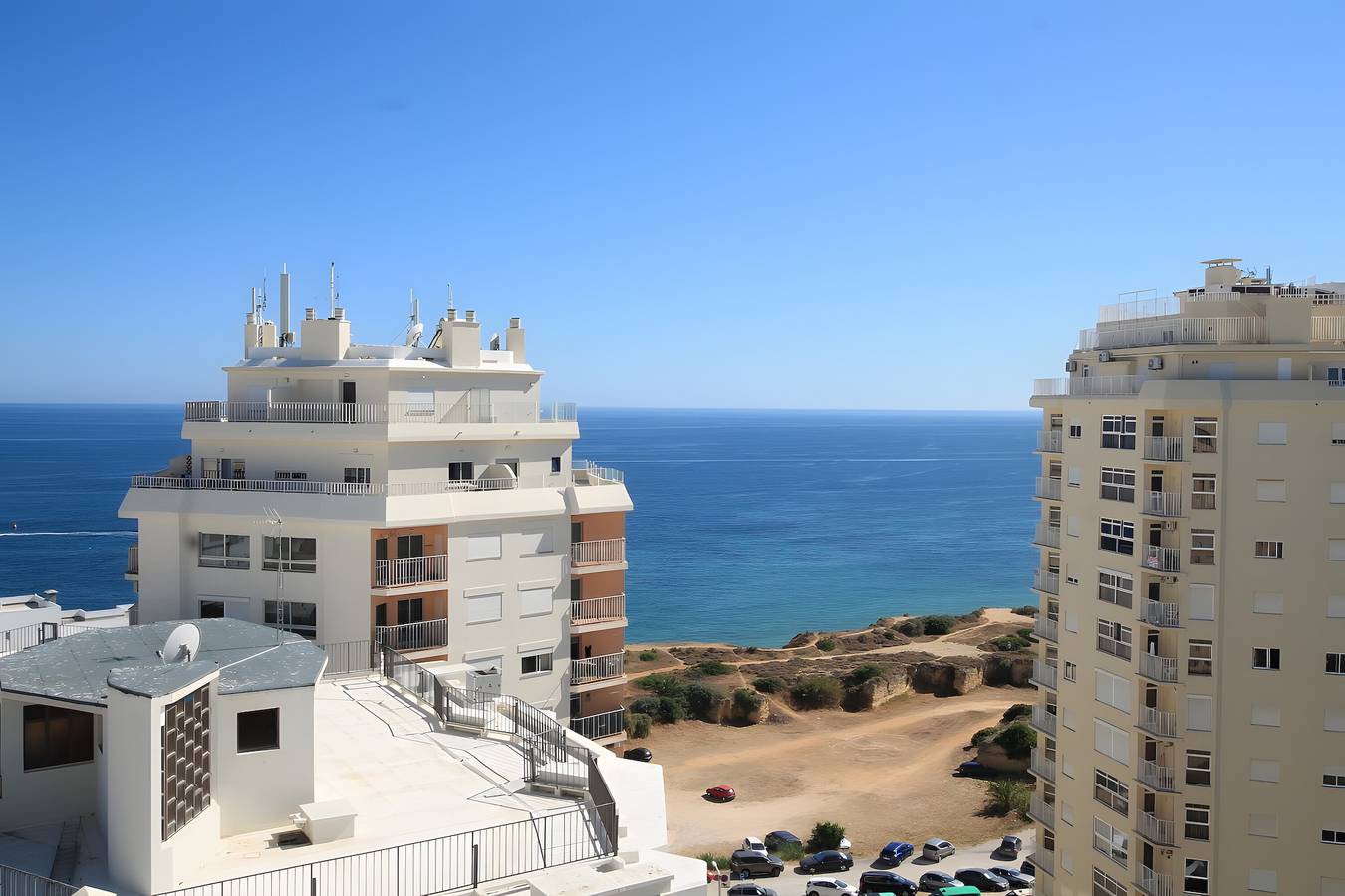 Apartamento inteiro, Apartamento 'Galé 13 D - Vista Mar' com Vista Mar, Piscina Partilhada e Wi-Fi in Armação de Pêra (costa), Distrito de Faro