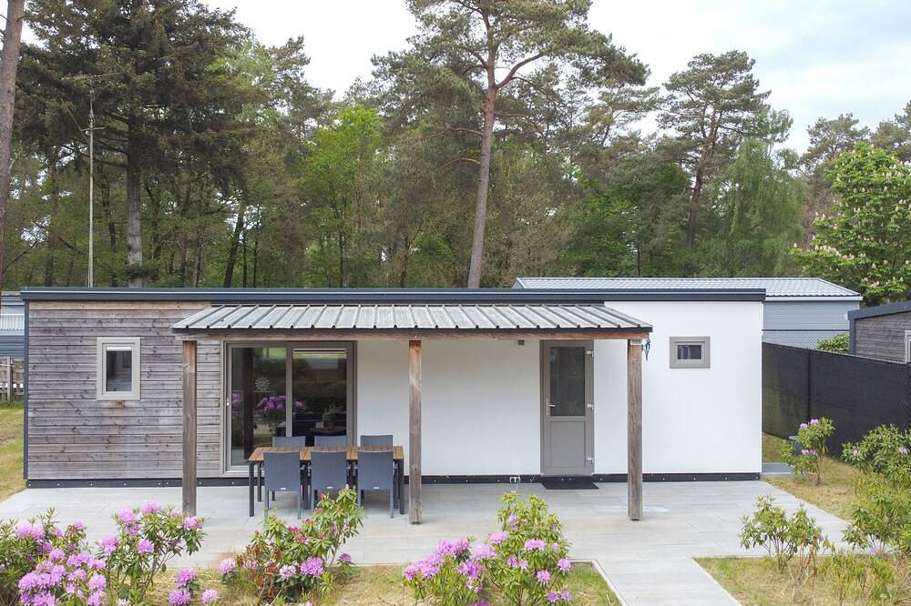 Geräumiges Chalet in einem Park mit Schwimmbad in Nordbrabant