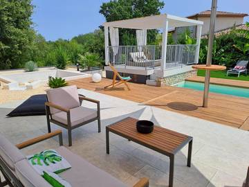 Location de vacances pour 6 personnes, avec jardin et piscine à Deaux