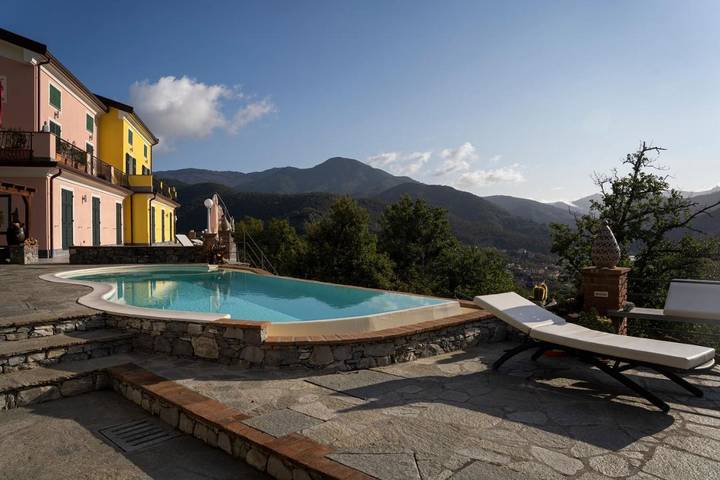 Apartahotel para 6 personas, con jardín además de jacuzzi y piscina en Liguria