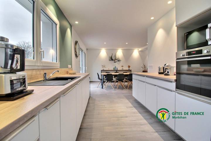 Gîte pour 8 personnes, avec jardin ainsi que piscine et terrasse à Le Tour-du-Parc - 3