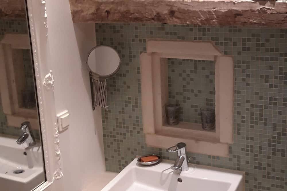 Comfortable cottages in character farmhouse located in Drôme Provençal in Grillon, Enclave de Valreas