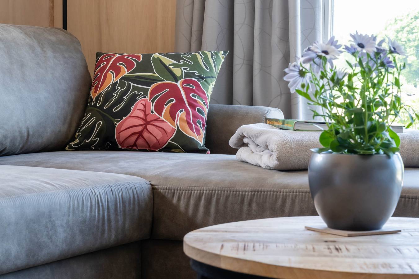 Gemütliches Ferienhaus am Wasser, mit eigener Terrasse, in Nationalparks Weerribben-Wieden in Nationalpark Weerribben-Wieden