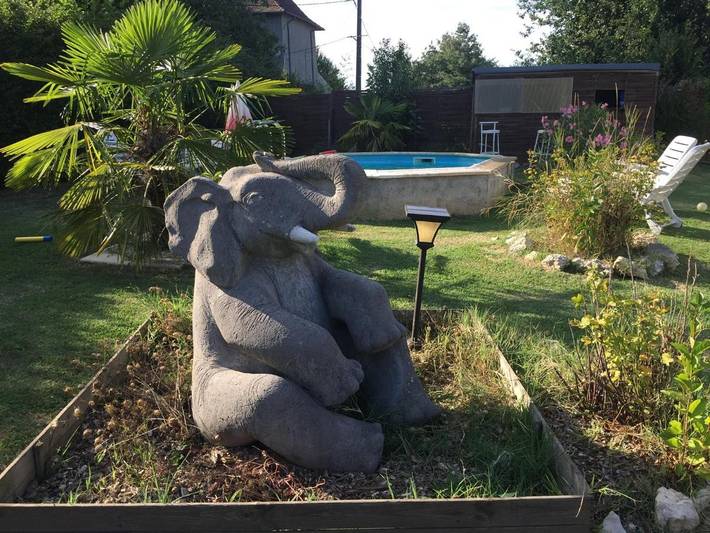 Gîte pour 2 personnes, avec piscine et jardin ainsi que terrasse et vue dans Chimilin