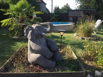 Gîte pour 2 personnes, avec terrasse et jardin ainsi que vue et piscine dans Chimilin