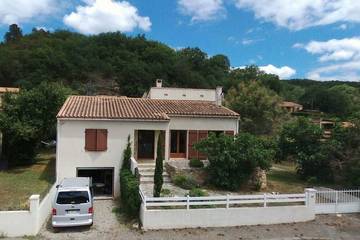 Cottage pour 8 personnes, avec terrasse ainsi que jardin et piscine, animaux acceptés à Alet-les-Bains