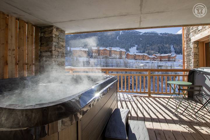 Gîte pour 12 personnes, avec jacuzzi ainsi que sauna et terrasse