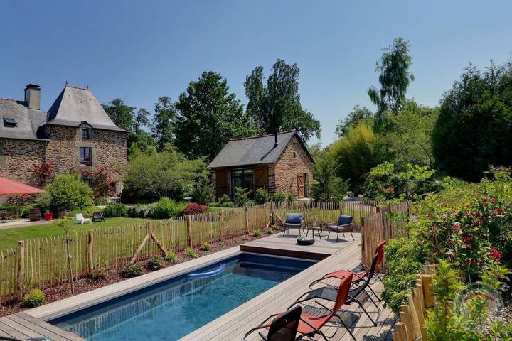 Gîte pour 2 personnes, avec Jacuzzi et Terrasse ainsi que Jardin et Piscine à Guichen