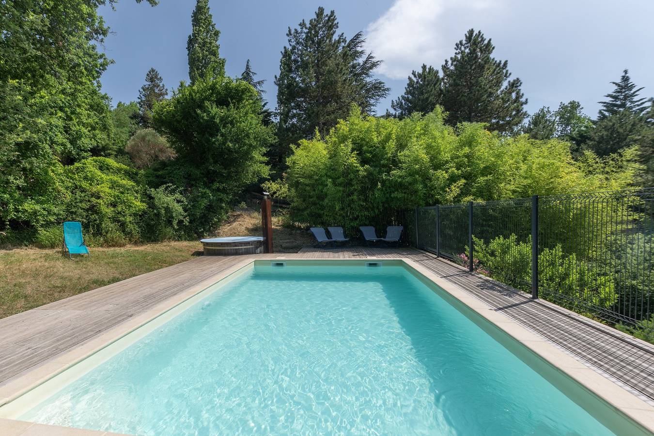 Chalet 'Bleu 6 Personnes Piscine' avec vue montagne, terrasse privée et Wi-Fi in Darbres, Ardèche