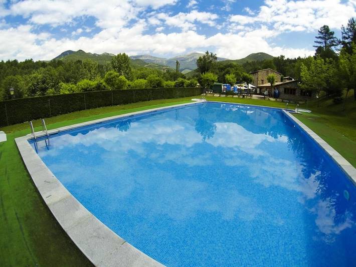 Location de vacances pour 5 personnes, avec piscine ainsi que vue et jardin à La Pobla de Lillet - 4