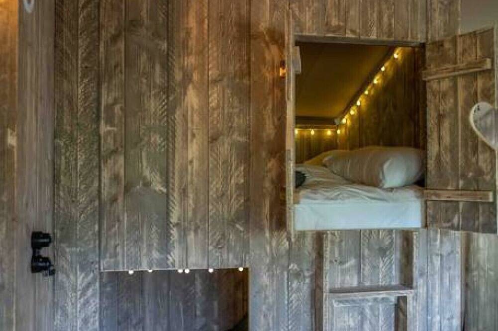 Lower Coombe Royal- Orchard Lodge with Hot Tub in Churchstow, South Devon
