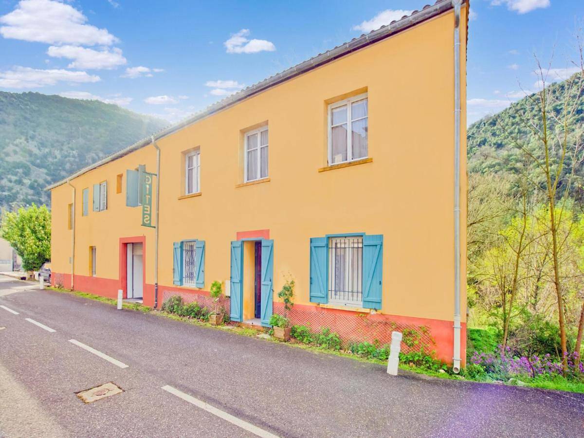Three-Bedroom Holiday Home in Gorniès, Région de Lodève