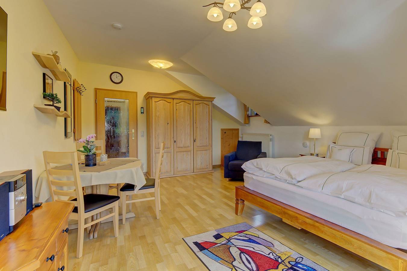 Ganzes Studio, Studio Predigtstuhl mit Morgensonne in Spiegelau, Ostbayern