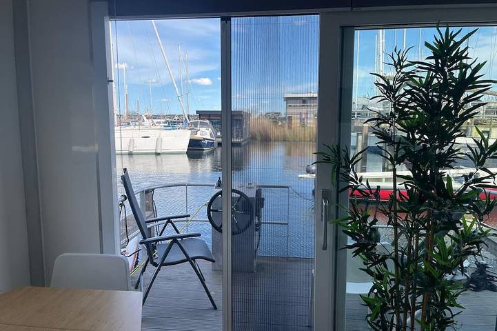 Tiny-Hausboot in Strandnähe und nahe dem Stadtzentrum in Zeewolde, Flevoland