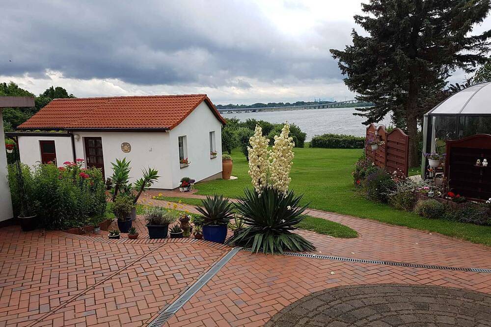 Ferienhaus mit Terrasse direkt am Wasser in Altefähr, Stralsund Umland
