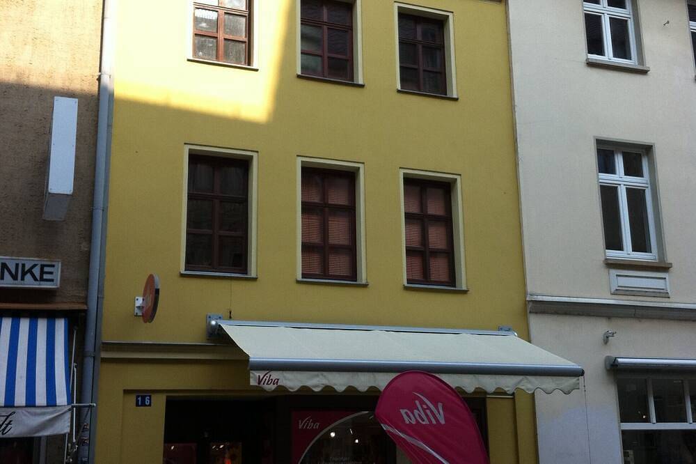 Ganze Wohnung, 2 Schlafzimmer direkt im Zentrum der Stadt. Eine Unterkunft mit Küche & Bad in Wittenberg, Wittenberg (Landekris)