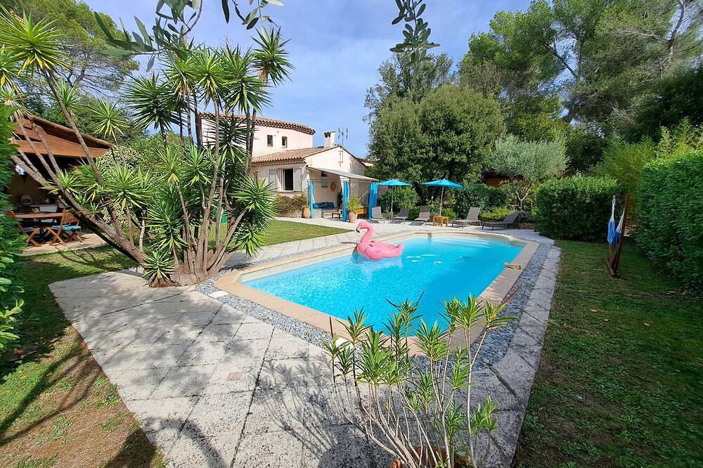 Maison provençale avec piscine située dans un havre de paix in Roquefort-les-Pins, Côte méditerranéenne (France)
