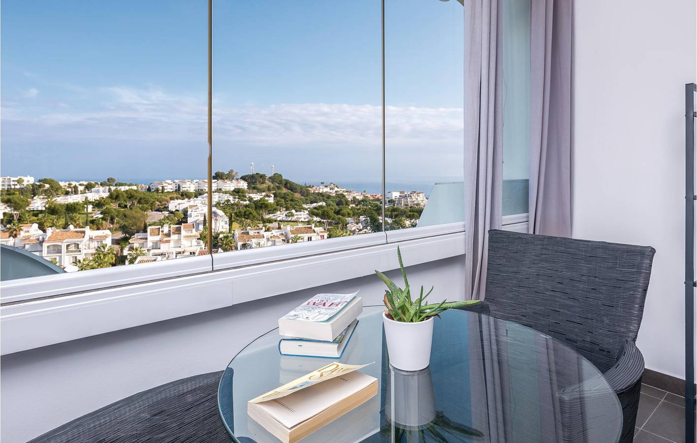 Apartamento vacacional entero, Apartamento con vistas al mar, piscina y aparcamiento in La Cala de Mijas, Mijas