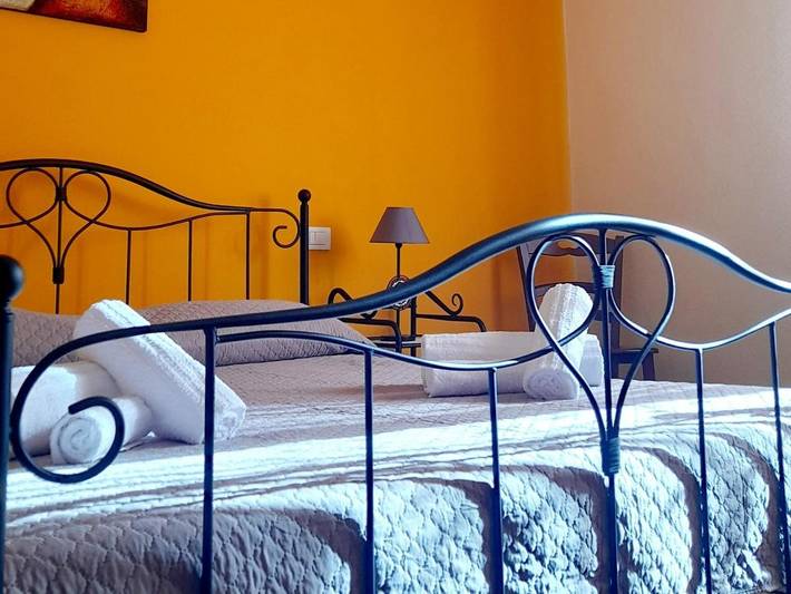 Chambre d’hôte pour 3 personnes, avec terrasse ainsi que jardin et vue