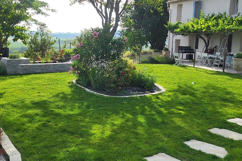 Building in the heart of the Luberon on a wine-growing estate with private swimming pool in La Tour-d'Aigues, Parc naturel régional du Luberon