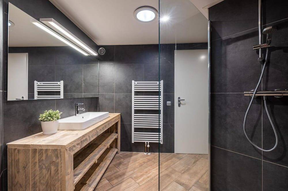 Komfortabeles Ferienhaus (70 m²) für 6 Personen mit Terrasse auf der Südseite.  Dieses frei stehende Ferienhaus mit überdachter Terrasse befindet sich in einer Top-Lage im Wald und bietet eine schöne Aussicht. in Harderwijk, Veluwe