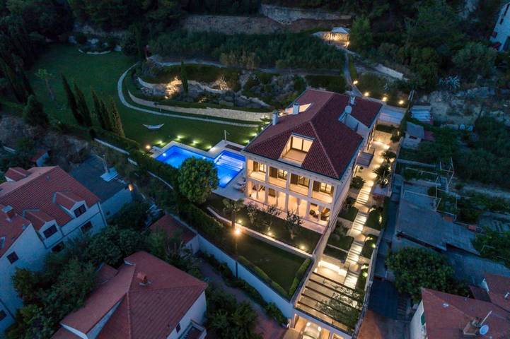 Ferienhaus für 10 Personen, mit Balkon/Terrasse und Garten sowie Pool in Split