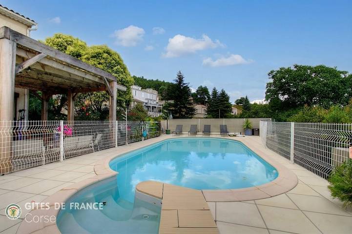 Gîte pour 4 personnes, avec Terrasse ainsi que Piscine et Vue