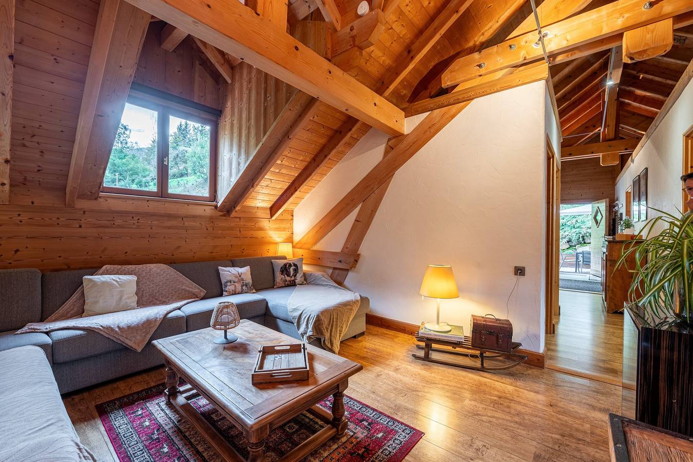 Apartamento entero, Apartamento "Locdecharme" con vistas a la montaña, terraza privada y Wi-Fi in Les Clefs, Región de Annecy