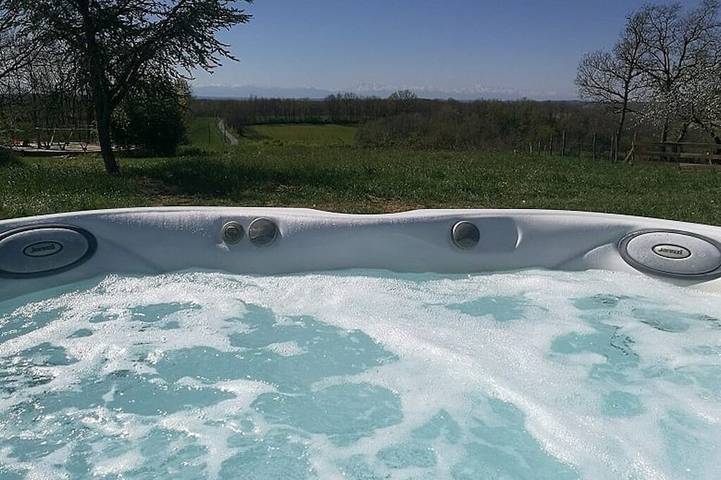 Gîte pour 4 personnes, avec piscine et balcon ainsi que jardin et jacuzzi à Puymaurin