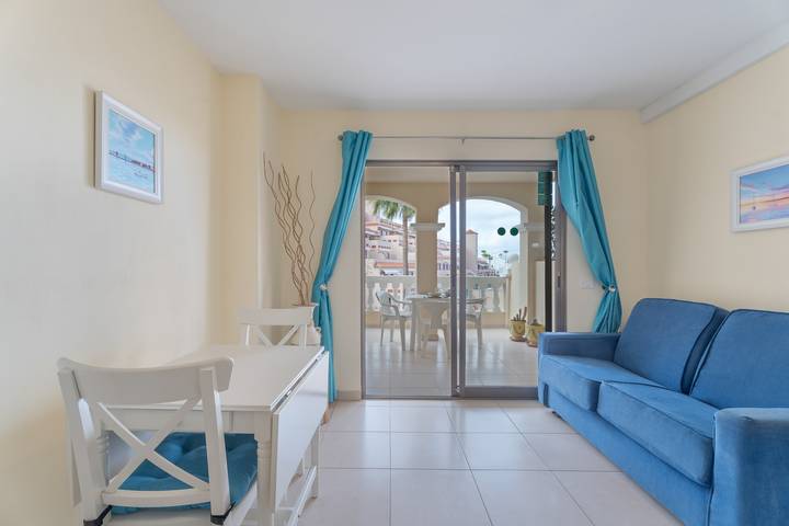 Appartement entier, Appartement 'Castle Harbour' avec vue sur la mer, piscine partagée et terrasse privée in Los Cristianos, Arona