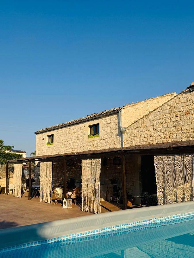 B&b per 7 persone, con Idromassaggio e Giardino nonché Piscina e Panorama in Provincia di Ragusa