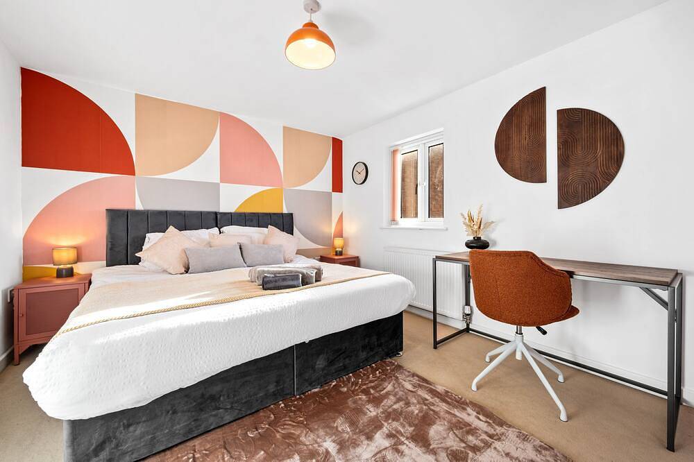Modern 3 Bedroom House w/Parking, Garden, Wi-Fi Sleeps 7 in Manchester, Greater Manchester