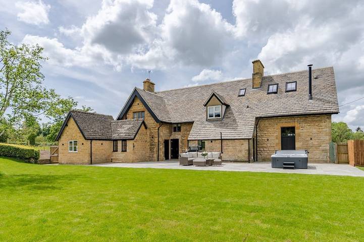 Holiday rental for 12 people, with garden and terrace as well as hot tub in Winchcombe