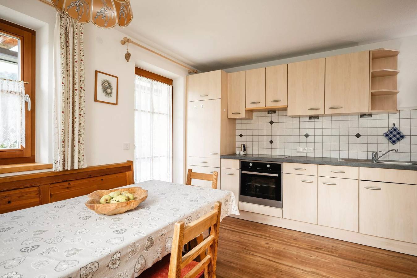 Entire apartment, Apartment 'Rieplechn App Waldruhe' with Mountain View, Shared Garden and Wi-Fi in Sand in Taufers, Kronplatz