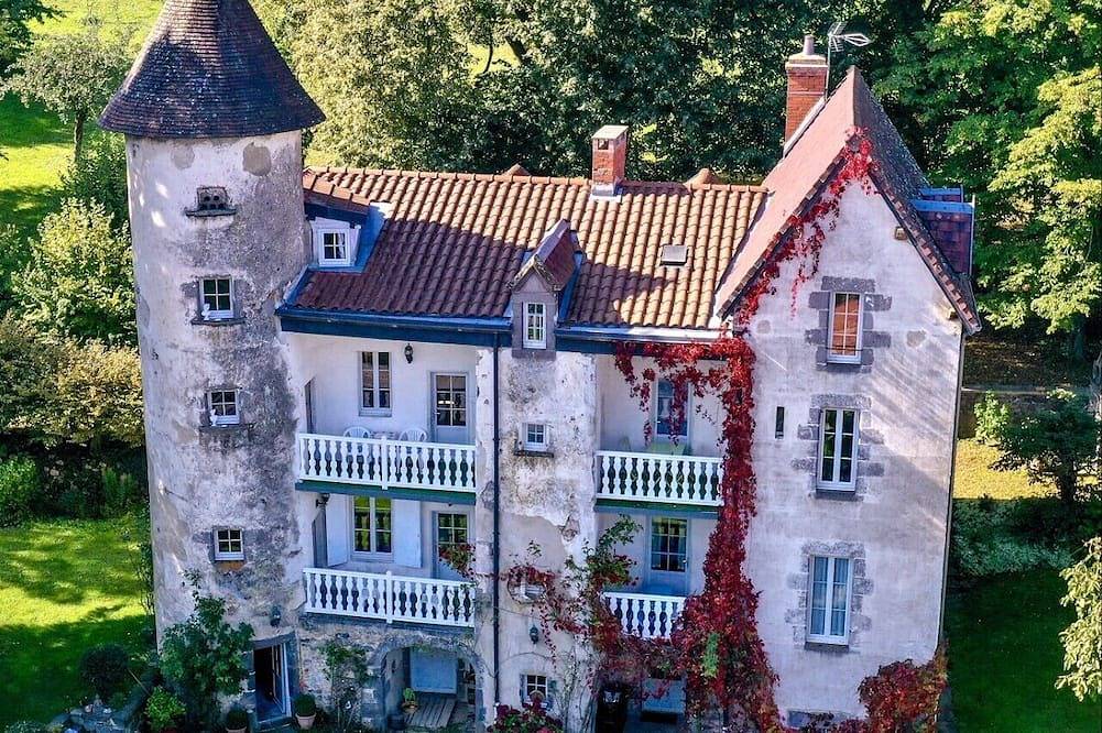 Gîtes Le Vieux Vinzelles, idéal pour les groupes ! in Volvic, Parc naturel régional des Volcans d'Auvergne