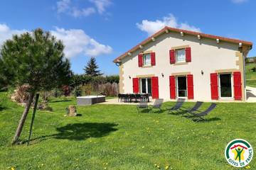 Gîte pour 9 personnes, avec jacuzzi et jardin ainsi que terrasse et sauna, animaux acceptés à Le Grand-Serre