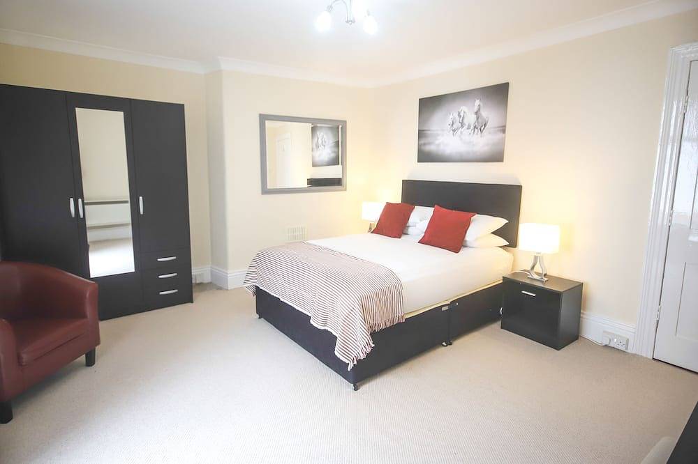 A 6 bedroom property, 2  minute walk to the sea front, beach and restaurants. in Teignmouth, Devon