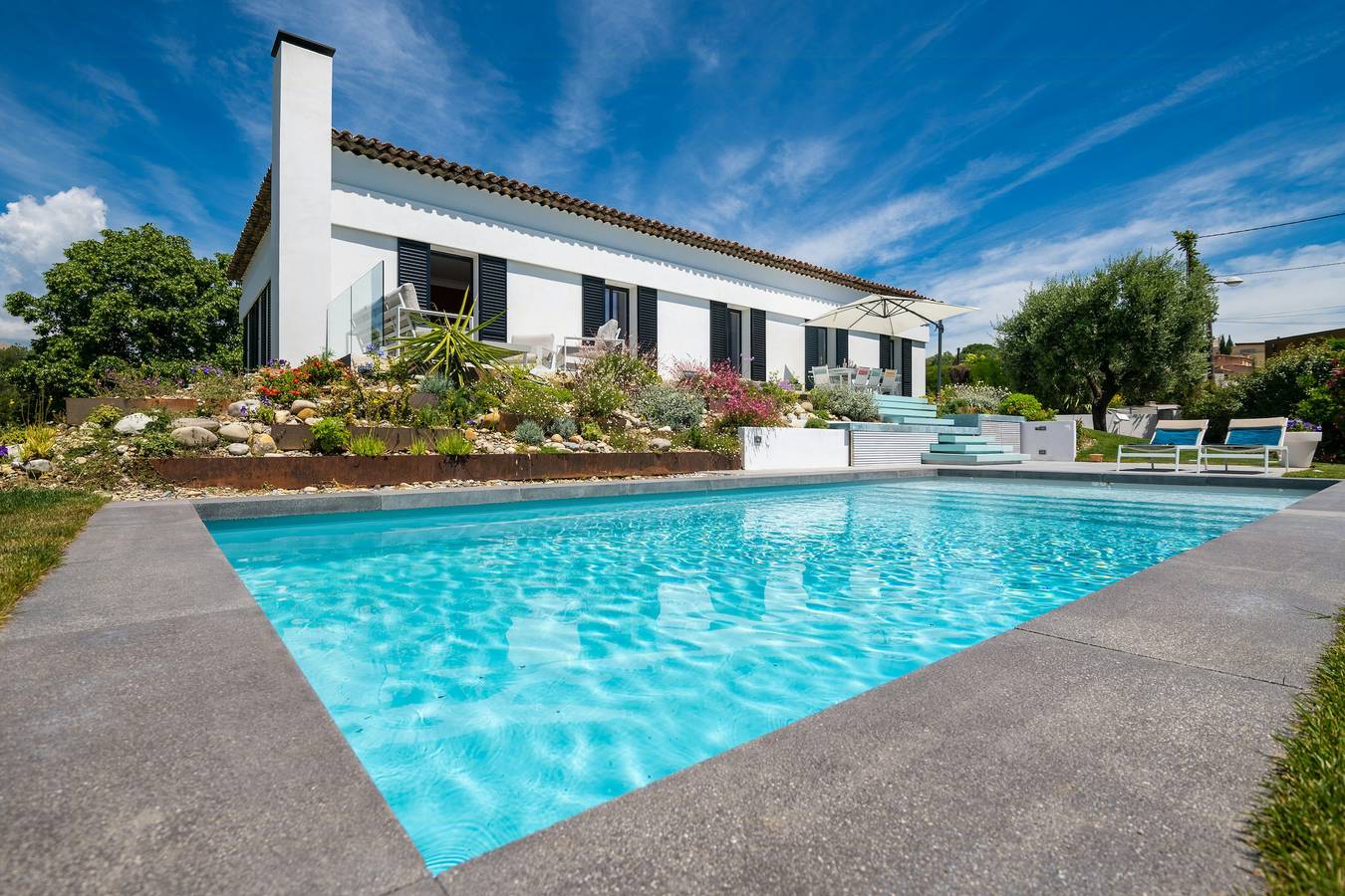 Villa mit Meerblick auf den Hügeln von Nizza in Nizza, Mittelmeerküste (Frankreich)