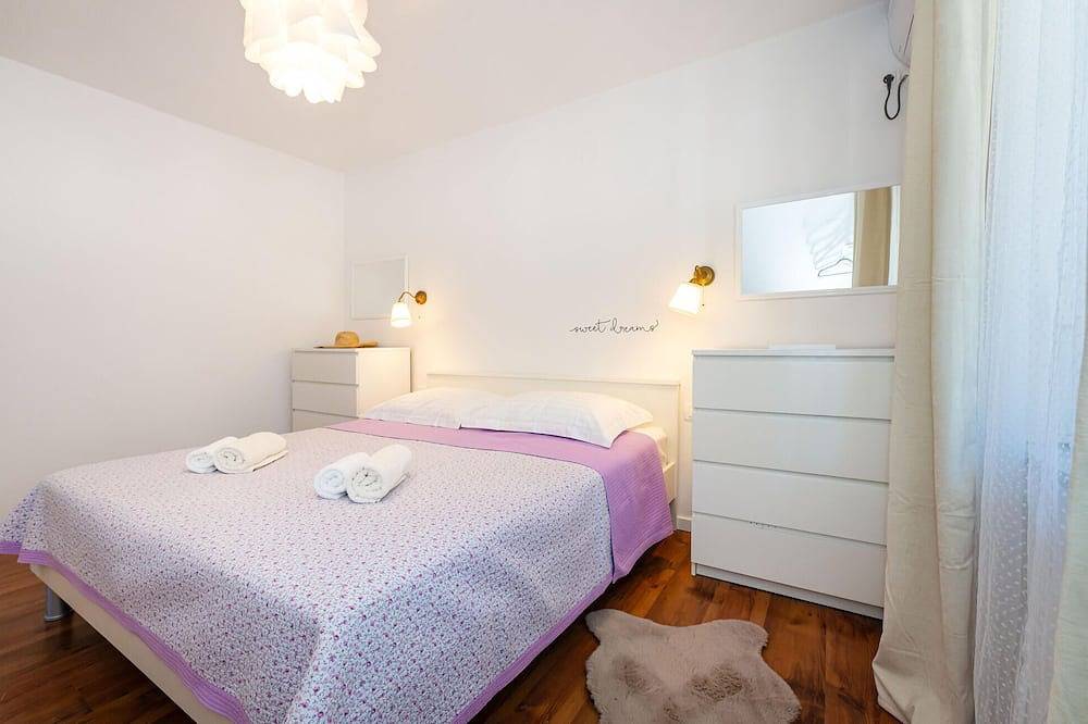 Schönes Haus mit 2 Schlafzimmern in. in Starigrad Paklenica, Starigrad