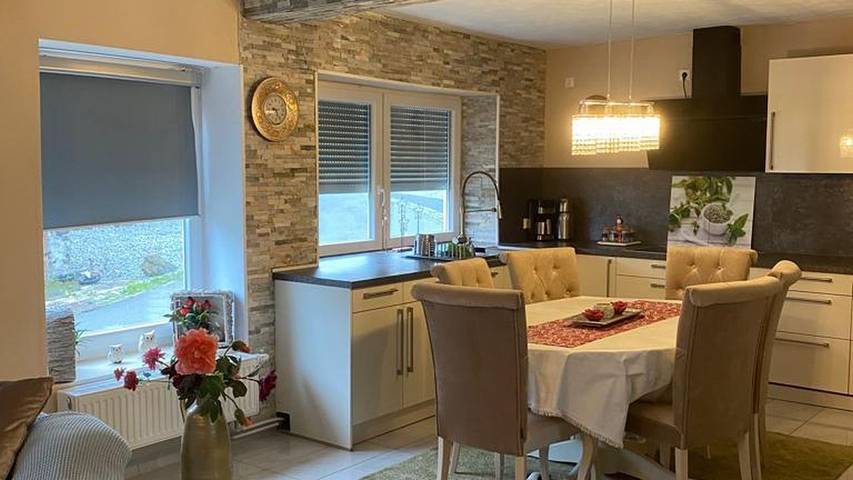 Vacation apartment for 10 people, with yard and balcony, kid friendly in Eifel