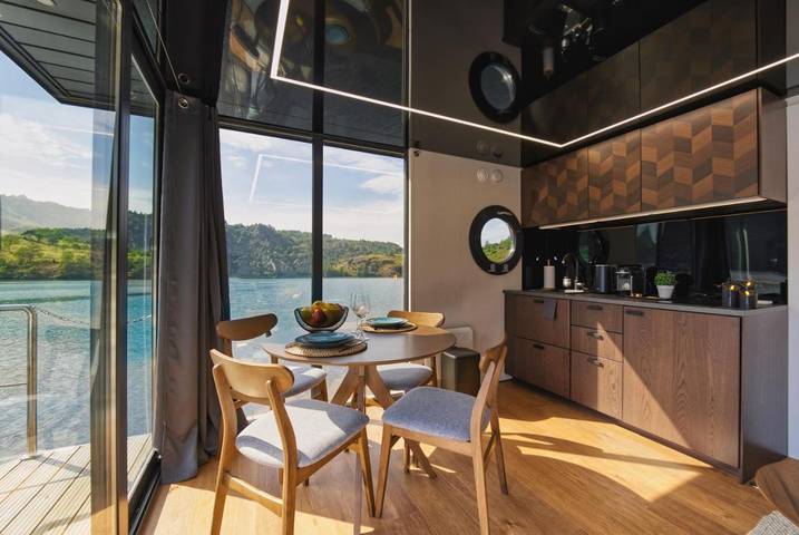 Bateau pour 2 personnes, avec jacuzzi ainsi que terrasse et sauna dans Saint-Étienne - 3