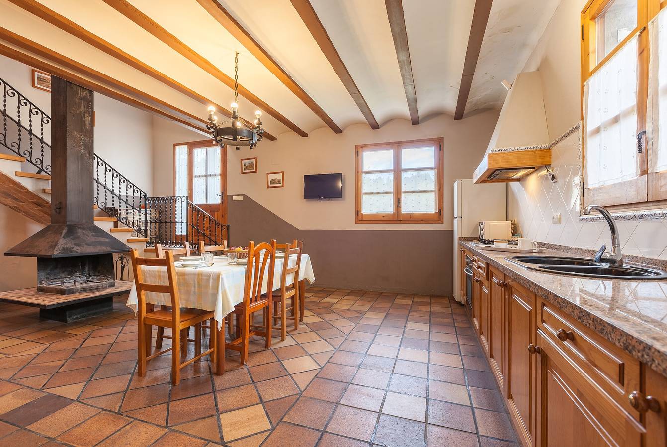 Casa vacanze 'El Cup' con vista sulle montagne, piscina in comune e Wi-Fi in Sant Marti de Tous, Barcellona entroterra